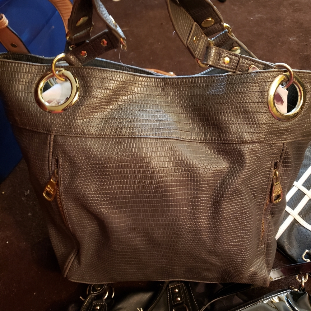 Handbags - Picture 3 of 4